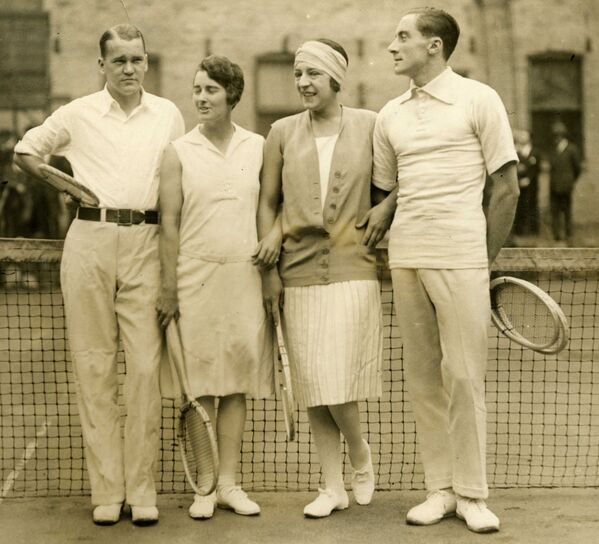 Знаменитая теннисистка Сюзанна Ленглен (вторая справа) в костюме от модельера Жана Пату