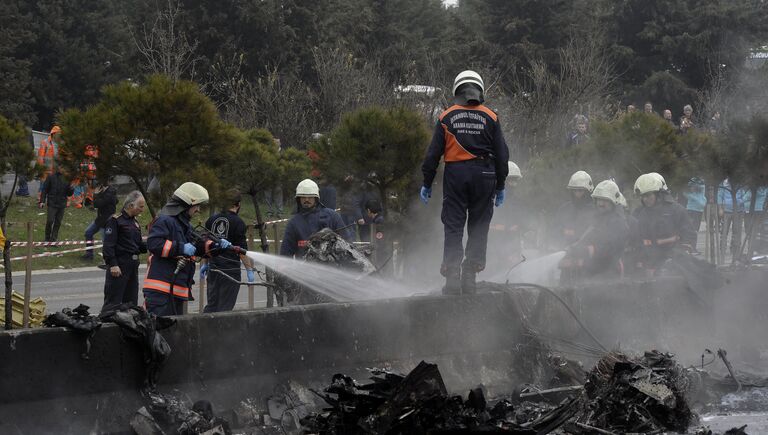 Пожарные на месте разбившегося самолета в Стамбуле, Турция. 10 марта 2017