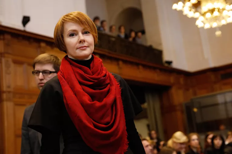 Представитель Киева в Международном суде ООН, заместитель министра иностранных дел Украины Елена Зеркаль в Международном суде ООН в Гааге. 6 марта 2017 Представитель Киева в Международном суде ООН, заместитель министра иностранных дел Украины Елена Зеркаль в Международном суде ООН в Гааге. 6 марта 2017