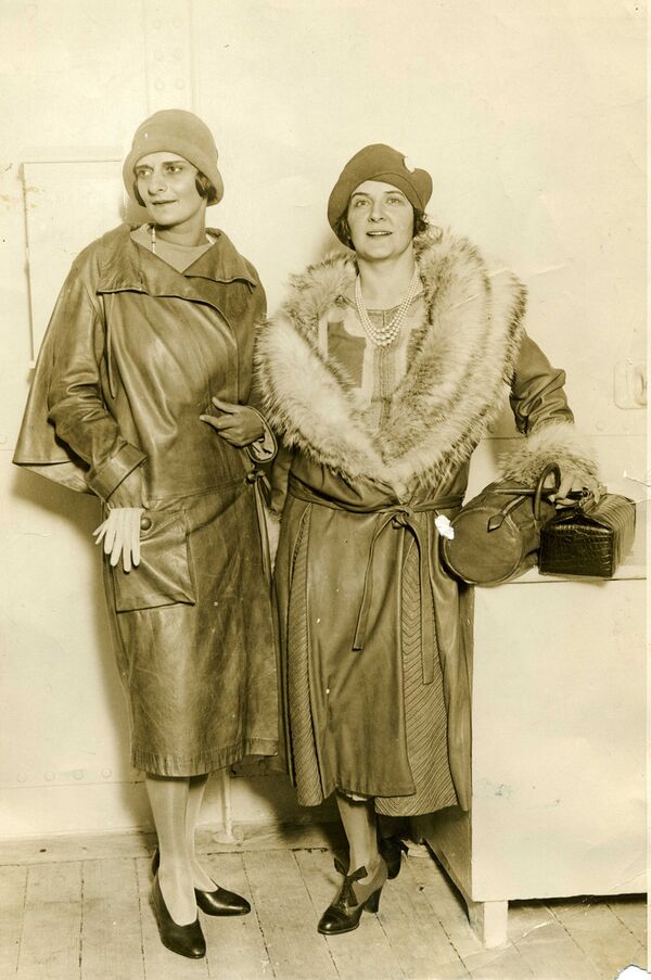 Певица Ханна Вальска (слева) и баронесса Фредерикс в кожаных манто для прогулок в автомобиле. 1928 г.