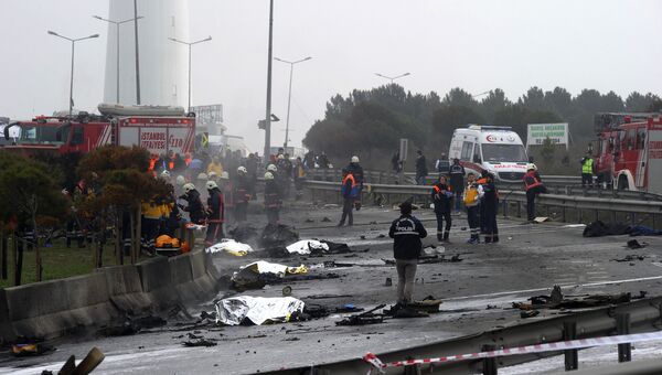 Пожарные на месте разбившегося самолета в Стамбуле, Турция. 10 марта 2017