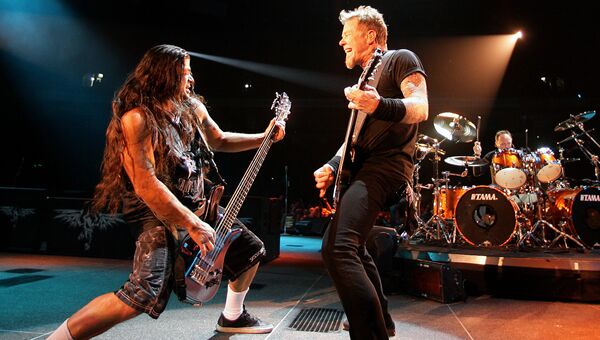 Бас-гитарист группы Metallica Роберт Трухильо и вокалист группы Джеймс Хэтфилд на концерте во время турне World Magnetic Tour в Вильнюсе