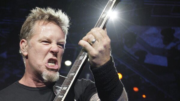 Вокалист и гитарист группы Metallica Джеймс Хэтфилд на концерте во время турне World Magnetic Tour в Вильнюсе