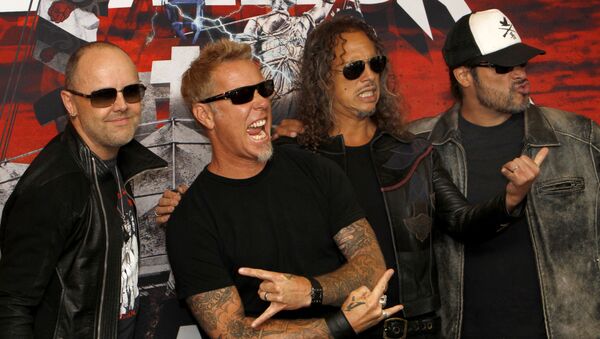 Участники группы Metallica Ларс Ульрих, Джеймс Хэтфилд, Кирк Хэммет и Роберт Трухильо позируют перед концертом в Мехико