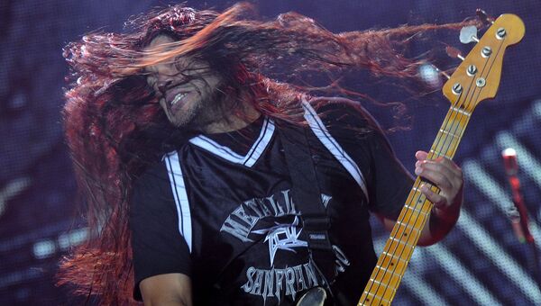 Бас-гитарист Metallica Роберт Трухильо на рок-фествале Sonisphere в Варшаве