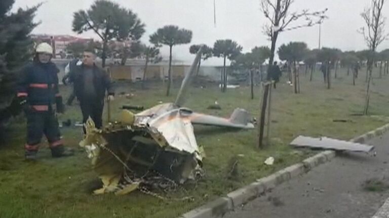 Первые кадры с места крушения вертолета в пригороде Стамбула Первые кадры с места крушения вертолета в пригороде Стамбула