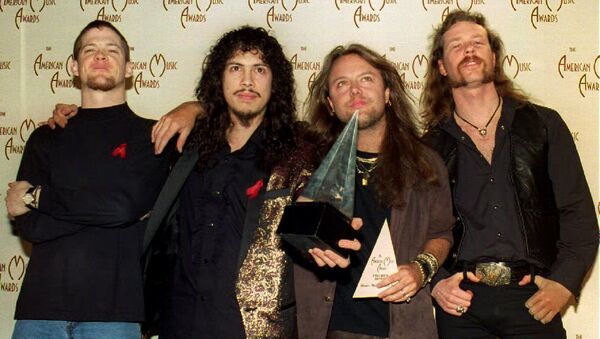 Участники группы Metallica Джейсон Ньюстед, Кирк Хэммет, Ларс Ульрих и Джеймс Хэтфилд на 20-й ежегодной церемонии American Music Awards в Лос-Анджелесе