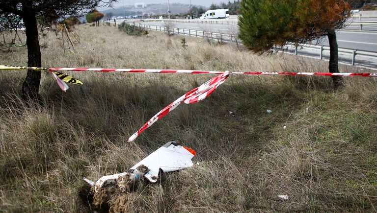 На месте разбившегося вертолета в Стамбуле, Турция. 10 марта 2017