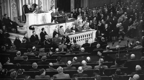 Президент США Гарри Трумэн выступает перед Конгрессом в Вашингтоне. 12 марта 1947