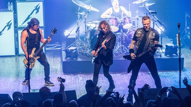 Участники группы Metallica Роберт Трухильо, Ларс Ульрих, Кирк Хэммет, и Джеймс Хэтфилд выступают в клубе Webster Hall в Нью-Йорке