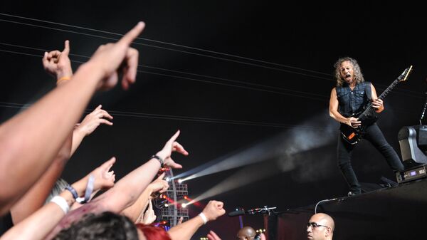 Гитарист группы Metallica Кирк Хэммет выступает на второй день рок-фестиваля Rock in Rio в Бразилии
