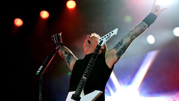 Вокалист и гитарист группы Metallica Джеймс Хэтфилд выступает на острове Яс в Абу-Даби