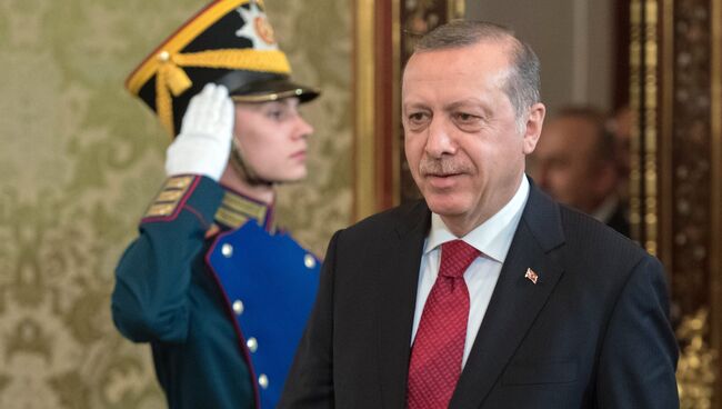 Президент Турции Реджеп Тайип Эрдоган перед началом беседы с президентом РФ Владимиром Путиным на шестом заседании Совета сотрудничества высшего уровня между РФ и Турцией