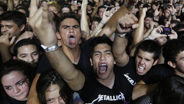 Поклонники группы Metallica на концерте в Асунсьоне, Парагвай