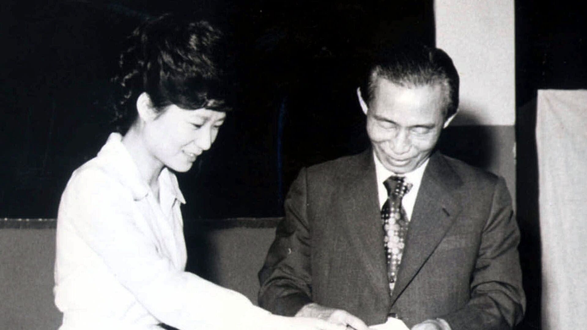 Пак Кын Хе и ее отец Пак Чон Хи. 1977 год  - РИА Новости, 1920, 26.10.2020