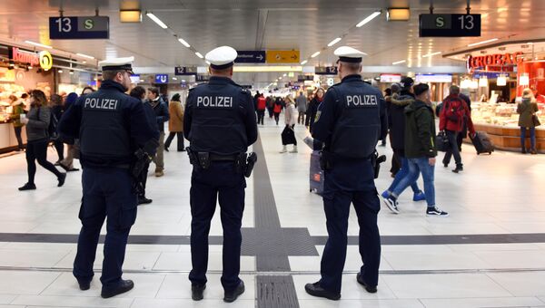 Полиция на вокзале в Дюссельдорфе, где мужчина с топором набросился на людей. 10 марта 2017 год