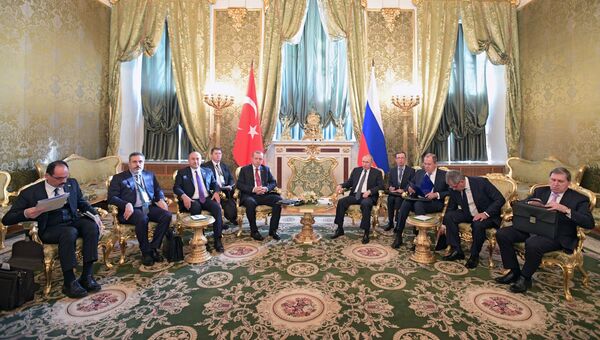 Президент РФ Владимир Путин и президент Турции Реджеп Тайип Эрдоган во время встречи перед началом шестого заседания Совета сотрудничества высшего уровня между РФ и Турцией