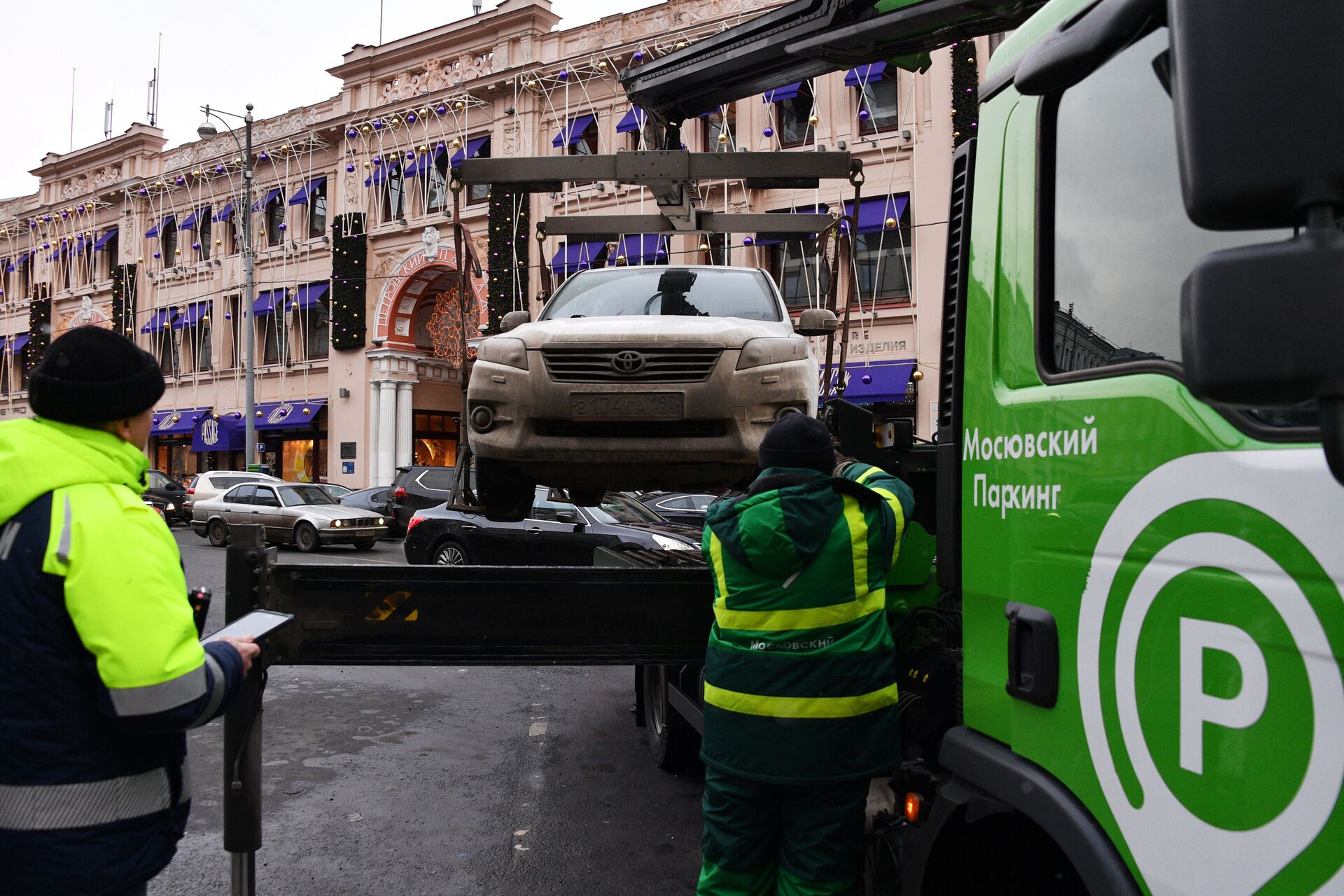 Инспектор ДПС будет обязан присутствовать при эвакуации автомобиля до момента начала движения эвакуатора - РИА Новости, 1920, 19.10.2021