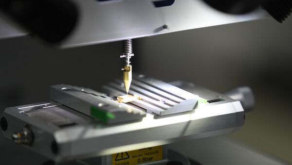 Микросхема проходит проверки на дефекты в Зеленоградском нанотехнологическом центре