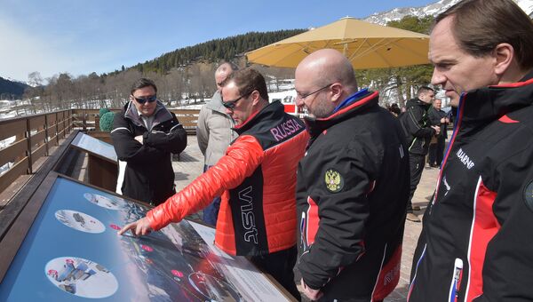 Председатель правительства РФ Дмитрий Медведев во время посещения горнолыжного курорта Архыз в Карачаево-Черкесии. 10 марта 2017