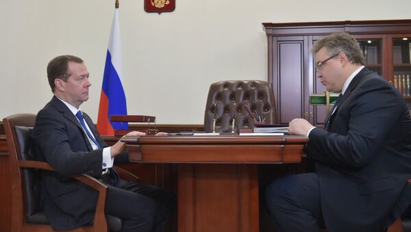 Председатель правительства РФ Дмитрий Медведев и губернатор Ставропольского края Владимир Владимиров во время встречи в Ессентуках. 10 марта 2017
