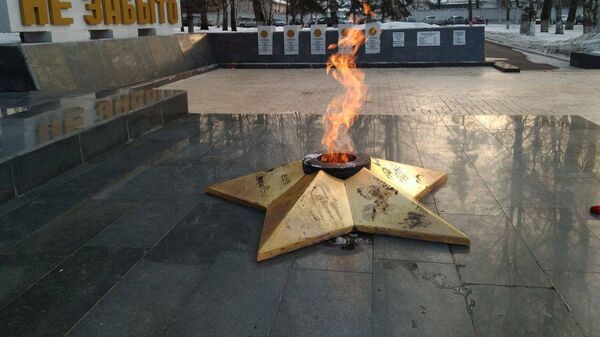Неизвестные в грязной обуви затоптали металлическую звезду на мемориале Вечный огонь в Костроме