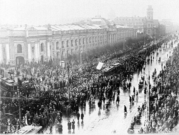 Траурное шествие на Невском проспекте в дни похорон жертв февральской буржуазно-демократической революции
