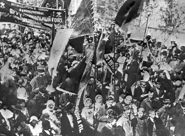 Жители Запорожья проводят манифестацию в день похорон жертв февральской революции. 11 марта 1917 г.