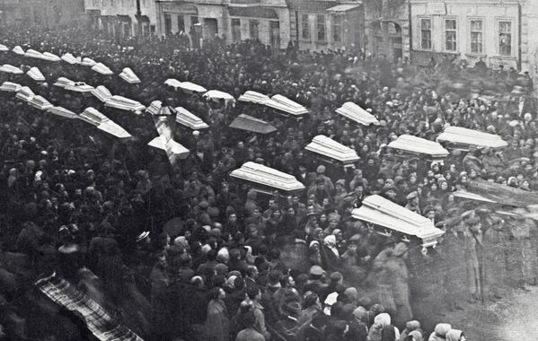 Похоронная процессия идет по Невскому проспекту