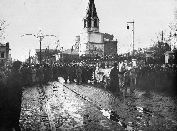 Траурная процессия проходит по улицам Москвы во время похорон жертв февральской революции