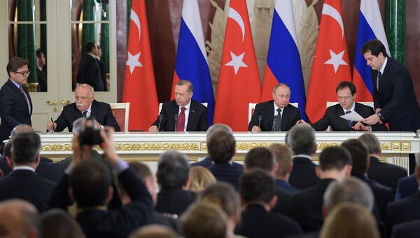 Президент РФ Владимир Путин и президент Турции Реджеп Тайип Эрдоган на церемонии подписания документов после заседания Совета сотрудничества высшего уровня между РФ и Турцией