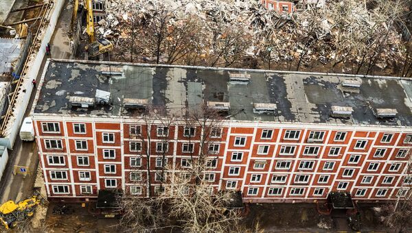 Снос пятиэтажного жилого дома по улице Народного ополчения в Москве. Архивное фото