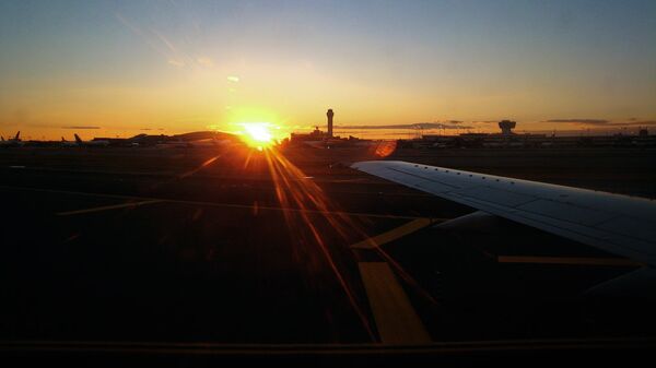 Закат в аэропорту. Архивное фото