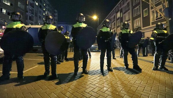 Полиция рядом с турецким консульством в Роттердаме. 11 марта 2017 год