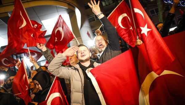 Демонстранты рядом с турецким консульством в Роттердаме. 11 марта 2017 год