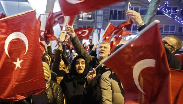 Демонстранты рядом с турецким консульством в Роттердаме. 11 марта 2017 год