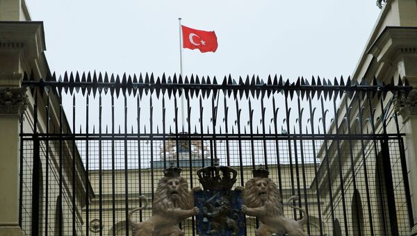 Турецкий флаг над голландским консульством в Стамбуле, 12 марта 2017 года