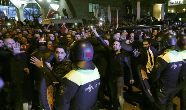 Акция протеста у турецкого консульства в Роттердаме, 11 марта 2017 года Акция протеста у турецкого консульства в Роттердаме, 11 марта 2017 года