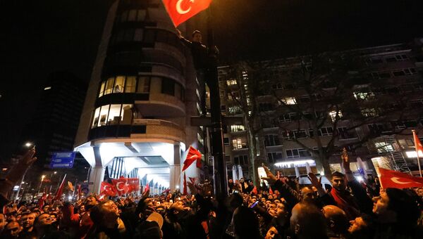 Акция протеста перед турецким консульством в Роттердаме, 12 марта 2017 года