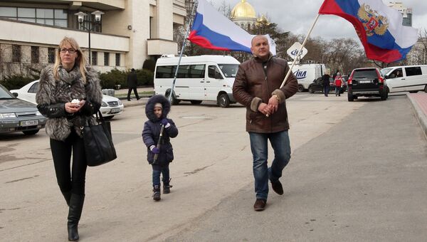 Семья с российскими флагами во время референдума о статусе Крыма в Симферополе. Архивное фото