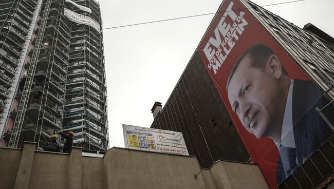 Плакат президента Турции возле голландского консульства в Стамбуле. Архивное фото