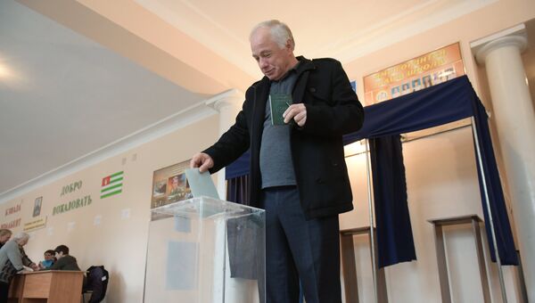Мужчина голосует на парламентских выборах на избирательном участке №2 в Сухуме. 12 марта 2017