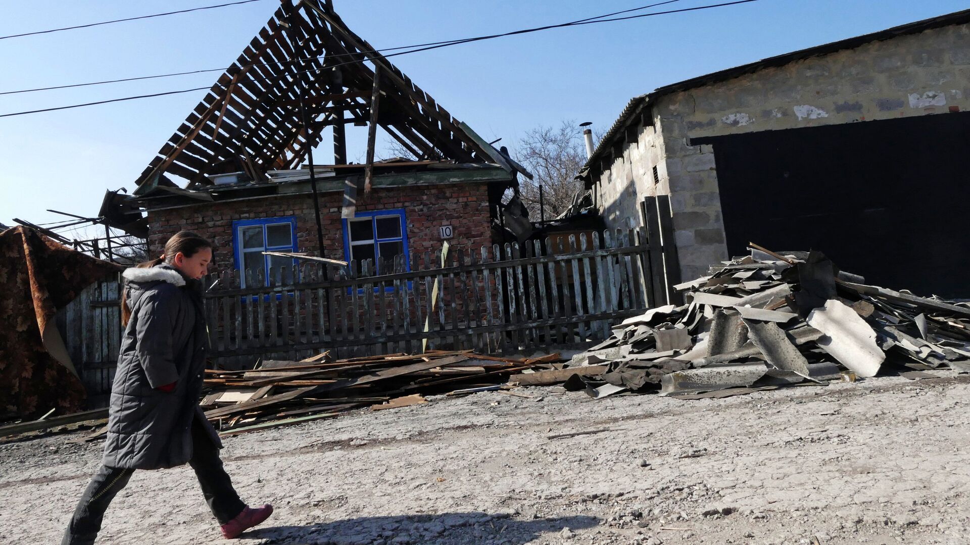 Разрушенный в результате обстрелов украинскими силовиками дом в Донецке - РИА Новости, 1920, 02.06.2021