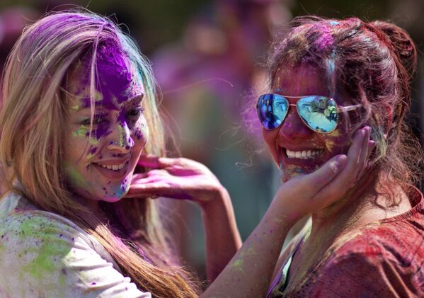 Туристы принимают участие в фестивале Холи в Хайдарабаде, Индия