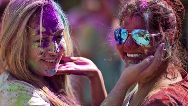 Туристы принимают участие в фестивале Холи в Хайдарабаде, Индия