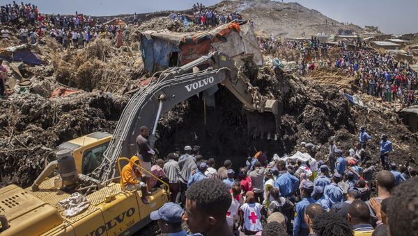 Поисково-спасательные работы на месте обрушения мусорной свалки в пригороде столицы Эфиопии Аддис-Абебы