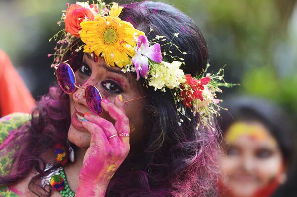Участница фестиваля Холи в Калькутте, Индия