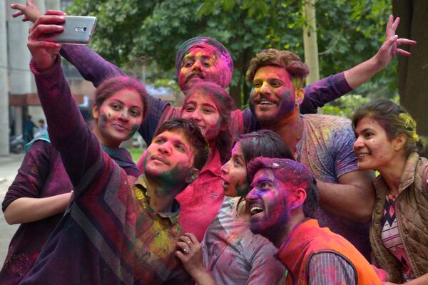 Студенты принимают участие в фестивале Холи в Амритсаре, Индия