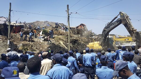 Поисково-спасательные работы на месте обрушения мусорной свалки в пригороде столицы Эфиопии Аддис-Абебы. 12 марта 2017