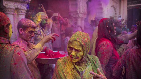 Овдовевшая женщина принимает участие в фестивале Холи в храме Гопинатхи во Вриндаване, Индия